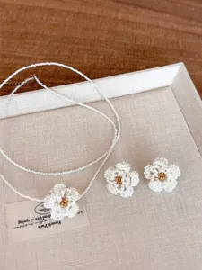 Französische handgemachte weiße Kamillenblüten Halskette und Ohrringe Set, elegante Reiskornkette.