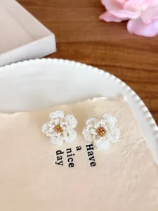 Handgemachte weiße Perlen Kamelie Blumen Ohrringe, zarte Schmuck Accessoires für Damen Stil.