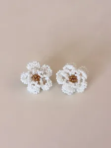 Handgefertigte weiße Perlen Blumen Ohrstecker mit goldenem Zentrum, elegantes Accessoire.