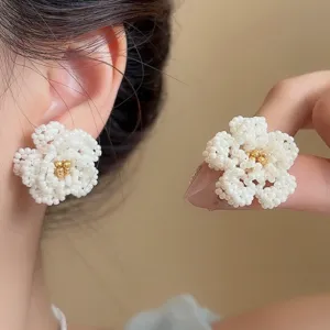 Handgemachte Perlen Kamelie Blumen Ohrringe Elegante Weisse Saatperlen Schmuck Damen