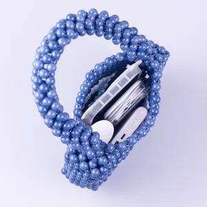 Sac à main artisanal en perles acryliques bleues, vue détaillée avec grand rangement.