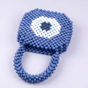 Sac à main en perles d'acrylique bleu fait main tendance mode style vue détaillée