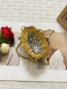 Vista dettagliata della borsa a tracolla artigianale in linguette metalliche oro e argento, unica.