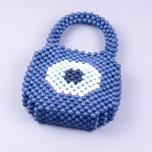 Sac à main en perles acrylique bleu détail mauvais œil montrant le travail de perlage exquis.