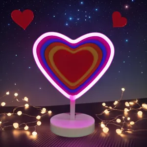 Luce notturna a LED a forma di cuore con base bianca, ideale per decorare la stanza.