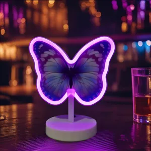 Nahaufnahme einer Schmetterling LED Neon Nachtlampe mit leuchtend violettem Rand.