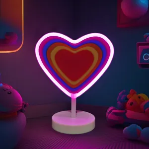 Vista dettagliata della lampada neon a cuore, scrivania cyberpunk, decorazione LED ambiente.