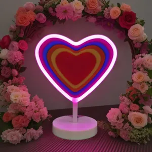 Dettaglio lampada da tavolo neon cuore, luce notturna LED colorata per decorare camera.