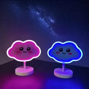 Niedliche Wolken-Neonlicht Detailansicht mit hellem LED-Leuchten und stabilem Sockel für Zimmer.