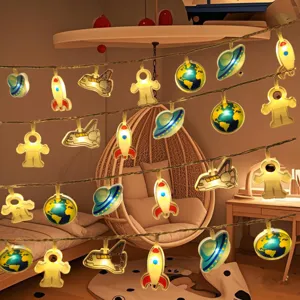 Catena luminosa LED spaziale in acrilico con astronauti e pianeti per cameretta bambini.