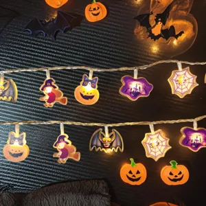 Halloween LED Lichterkette Detail, leuchtende Acryl Kürbis und Fledermaus Anhänger für Party.