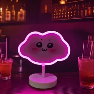 Süße Wolken LED Neonlampe mit weißem Sockel, ideale Raumdekoration und Stimmungslicht für Partys.