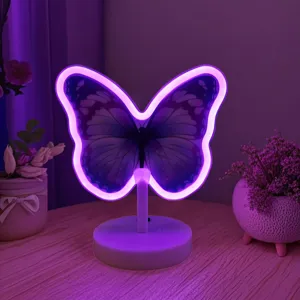 Detailansicht der Schmetterling LED Nachtlampe mit leuchtend lila Licht und Blumendekor.