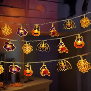 Detailansicht von Halloween LED Acryl Lichterketten leuchtend für Innendekoration.