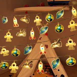 Catena Luminosa LED in Acrilico Carino Cartone Animato Spazio Astronaute Animali Marini Ciondoli Luci Fatate per Camera Bambini Natale