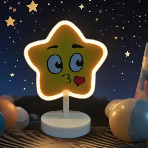 Nahaufnahme der süßen LED Stern Neon Schreibtischlampe mit leuchtendem Rand und Cartoon Gesicht.