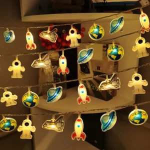 Catena luminosa LED spazio in acrilico, astronauta e razzo carini per decorare la cameretta.