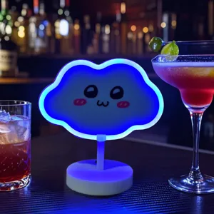 LED-Cloud-Neonlicht-Detailaufnahme mit süßem Gesichtsausdruck und lebhaftem blauen Leuchten.