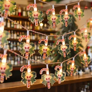 Nahaufnahme von Weihnachten LED Zuckerstange Lichterkette in gemütlicher Bar Szene.