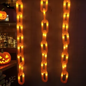 Primer plano de luces de cadena LED naranjas brillantes para fiesta de Halloween y decoración.