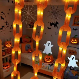 Vista detallada de cadena de luces LED naranja de Halloween con ambiente espeluznante.