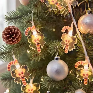 Detailansicht von LED Zuckerstangen Lichterkette am Weihnachtsbaum mit festlicher Dekoration.