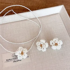 Handgemachte weiße Perlen Kamelie Halskette und Ohrringe Set, elegante doppelte Kette.