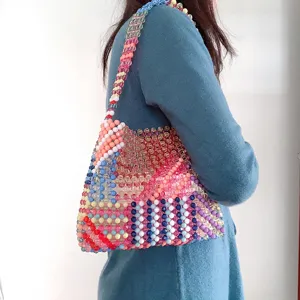 Sac à épaule en perles fait main coloré, design tissé rétro, accessoire féminin d'été.