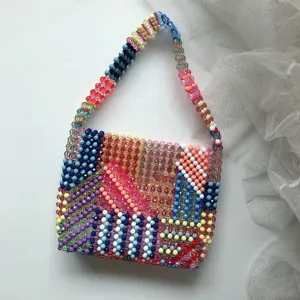 Sac à main en perles colorées fait main avec un design géométrique et une bandoulière chic.