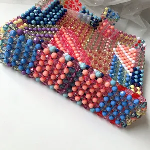 Sac tissé de perles colorées fait main, sac à main d'épaule d'été élégant pour femmes détail.