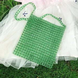 Dettaglio borsa in perline acriliche verdi, design quadrato trasparente, elegante borsa casual.