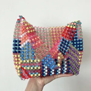 Gros plan sur le sac à main en perles colorées fait main montrant des détails de perles de cristal.
