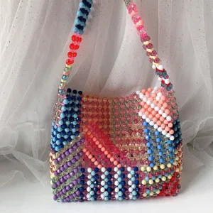 Vue détaillée du sac porté épaule coloré fait main montrant une texture de perles tissées.