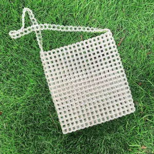 Vista dettaglio borsa perline trasparente, borsa a spalla in acrilico fatta a mano donna.