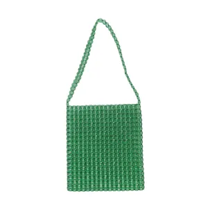 Vista dettagliata dell'elegante borsa in perline di acrilico verde traslucido, lavorazione fine.