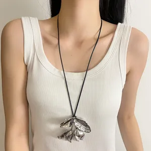 Übertriebene Metallblume Anhänger Halskette mit langem schwarzem Lederband Statement Schmuck