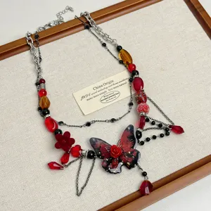 Collana girocollo di perline farfalla rosa rossa punk Y2K, gioielli con nappina a catena multistrato.