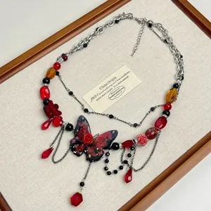 Collana choker di perle farfalla rosa rossa stile punk con catena a strati e ciondolo nappa.