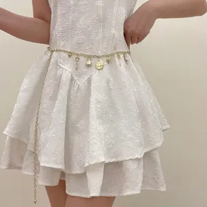 Elegante catena da cintura dorata con ciondoli sole e cuore, ideale per abiti eleganti.