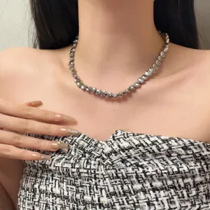 Gedetailleerd overzicht van de zilveren hartjeskraal ketting met een mooie metalen glans.