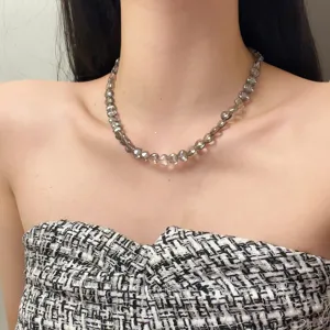 Transparante hartjes kralen ketting detail, minimalistische stijl korte sleutelbeen ketting.