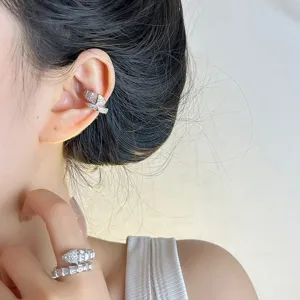 Luxus Silber Farbe Schlange Geformt Strass Ohrknochen Clip Und Verstellbarer Ring Für Damen Nischen Design Schmuck Accessoire