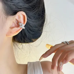 Zirkon Schlangen Ohrklemme und Ring Set, exquisite Nahaufnahme von feinem Schmuck.