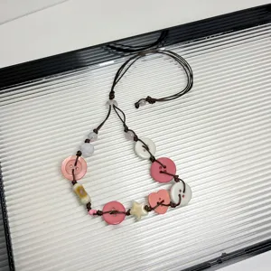 Schattige dopamine knopen gevlochten ketting detail met roze hartjes en sterren voor dames.