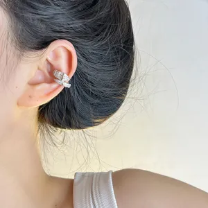 Exquisites Zirkon Schlangen-Ohrklammer, minimalistischer koreanischer Schmuck für Damen.