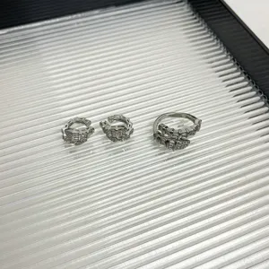 Silbernes Schlangen Zirkon Ohrklemme und Ring Set, minimalistischer Design Schmuck.