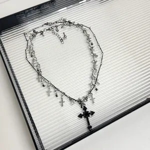 Donkere koele meerlaagse strass kruis hanger ketting mode sleutelbeenketting voor dames