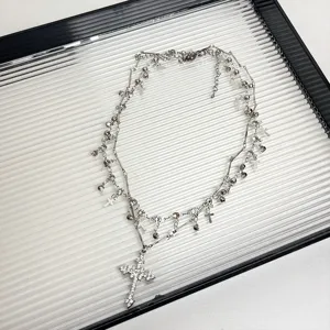 Gedetailleerd overzicht van de gotische strass kruis multi-layer hanger ketting voor dames.