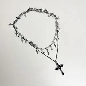 Detailopname van een gelaagde gothic strass kruis hanger ketting voor vrouwen stijl.