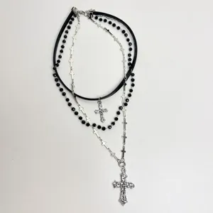 Collana multistrato in pelle perle nera stile punk scuro con ciondoli croce, dettaglio.